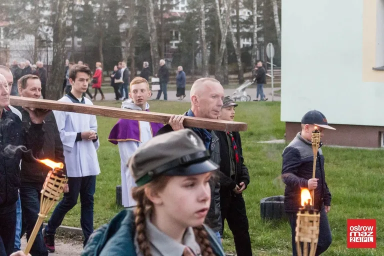 Droga krzyżowa w Komorowie (zdjęcia)