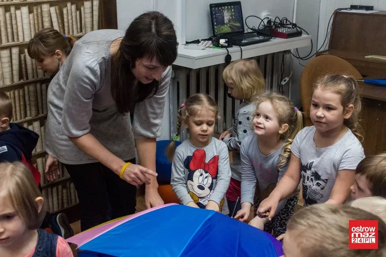 Zabawa z logopedą w bibliotece (zdjęcia)