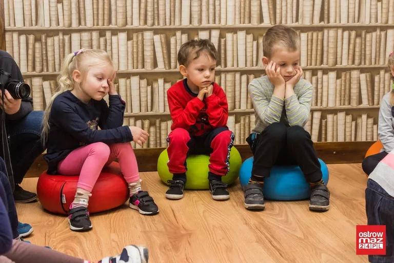Zabawa z logopedą w bibliotece (zdjęcia)