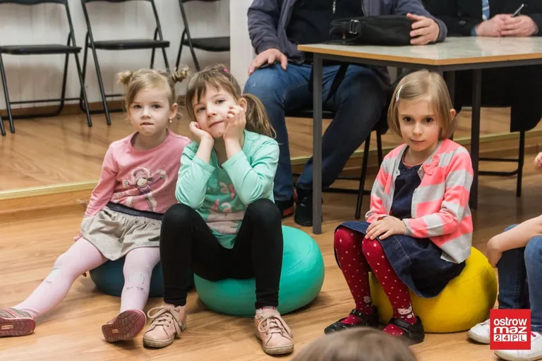 Zabawa z logopedą w bibliotece (zdjęcia)