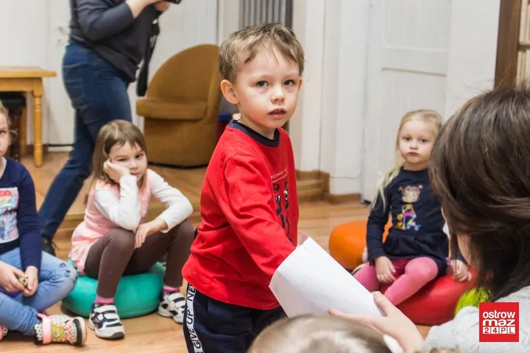 Zabawa z logopedą w bibliotece (zdjęcia)