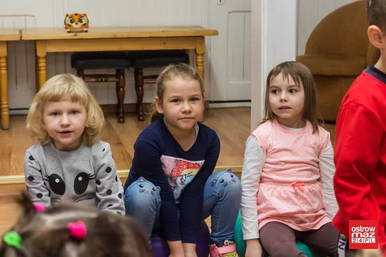 Zabawa z logopedą w bibliotece (zdjęcia)