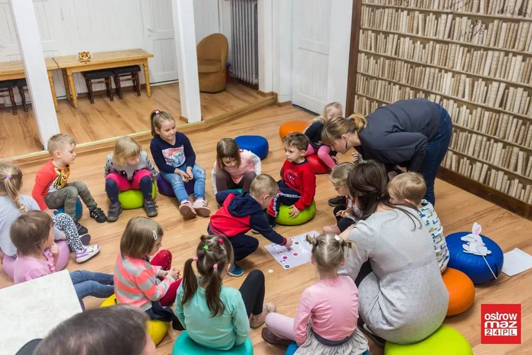 Zabawa z logopedą w bibliotece (zdjęcia)