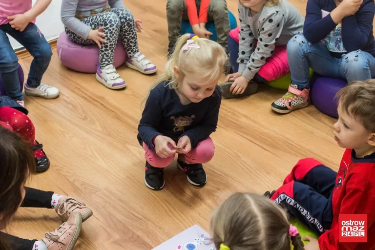 Zabawa z logopedą w bibliotece (zdjęcia)