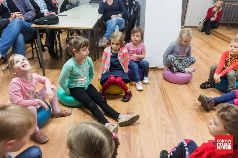 Zabawa z logopedą w bibliotece (zdjęcia)