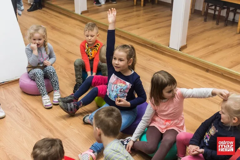 Zabawa z logopedą w bibliotece (zdjęcia)