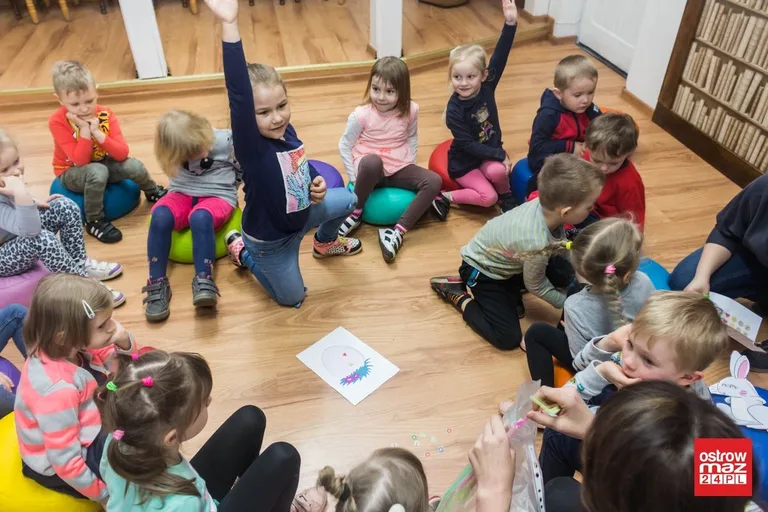 Zabawa z logopedą w bibliotece (zdjęcia)