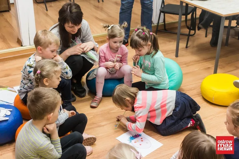 Zabawa z logopedą w bibliotece (zdjęcia)
