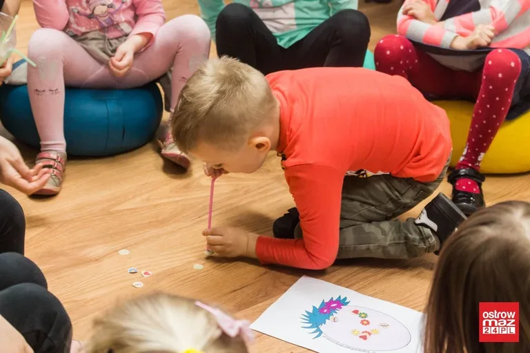 Zabawa z logopedą w bibliotece (zdjęcia)