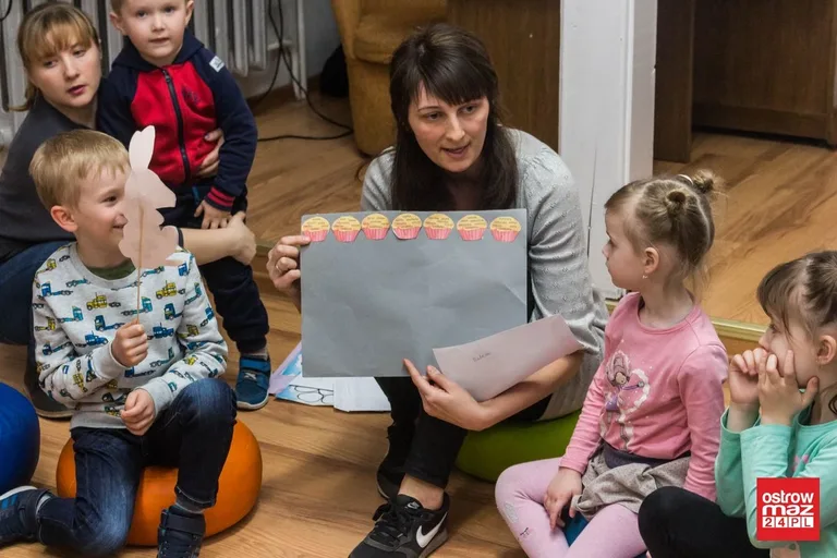Zabawa z logopedą w bibliotece (zdjęcia)