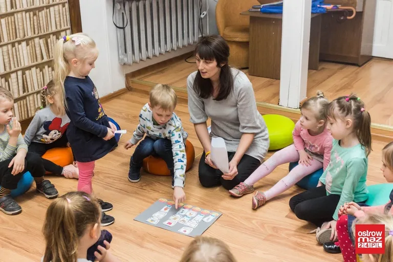 Zabawa z logopedą w bibliotece (zdjęcia)