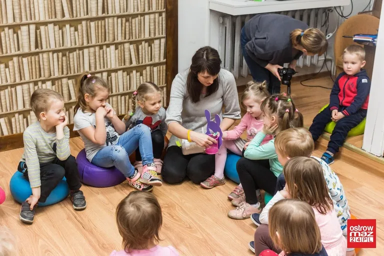 Zabawa z logopedą w bibliotece (zdjęcia)