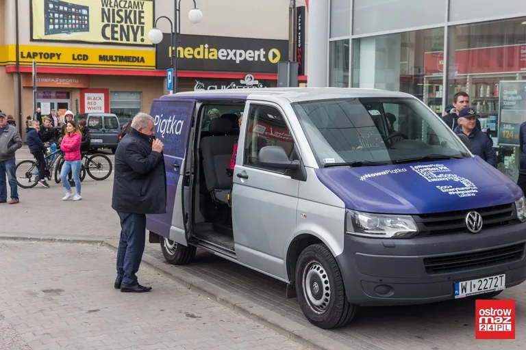 Wicewojewoda promował piątkę Kaczyńskiego w Ostrowi Mazowieckiej. Oświata strajkowała (zdjęcia, wideo)