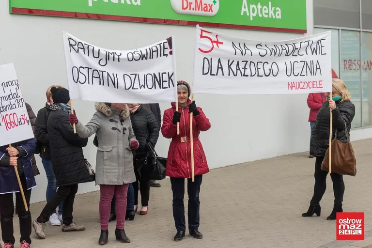 Wicewojewoda promował piątkę Kaczyńskiego w Ostrowi Mazowieckiej. Oświata strajkowała (zdjęcia, wideo)