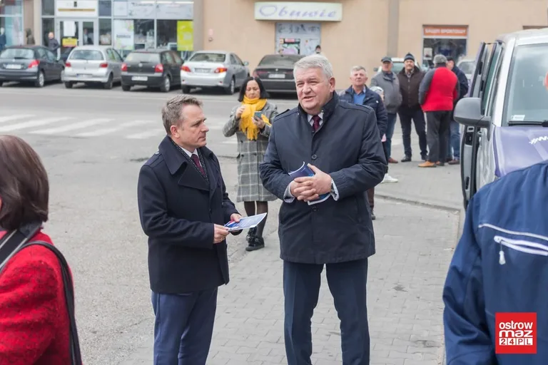 Wicewojewoda promował piątkę Kaczyńskiego w Ostrowi Mazowieckiej. Oświata strajkowała (zdjęcia, wideo)
