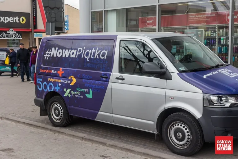 Wicewojewoda promował piątkę Kaczyńskiego w Ostrowi Mazowieckiej. Oświata strajkowała (zdjęcia, wideo)