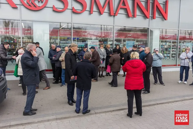 Wicewojewoda promował piątkę Kaczyńskiego w Ostrowi Mazowieckiej. Oświata strajkowała (zdjęcia, wideo)