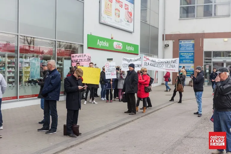 Wicewojewoda promował piątkę Kaczyńskiego w Ostrowi Mazowieckiej. Oświata strajkowała (zdjęcia, wideo)