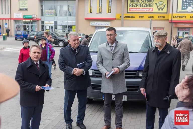 Wicewojewoda promował piątkę Kaczyńskiego w Ostrowi Mazowieckiej. Oświata strajkowała (zdjęcia, wideo)