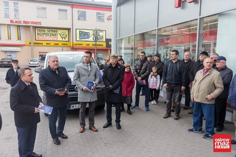 Wicewojewoda promował piątkę Kaczyńskiego w Ostrowi Mazowieckiej. Oświata strajkowała (zdjęcia, wideo)