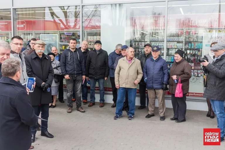 Wicewojewoda promował piątkę Kaczyńskiego w Ostrowi Mazowieckiej. Oświata strajkowała (zdjęcia, wideo)
