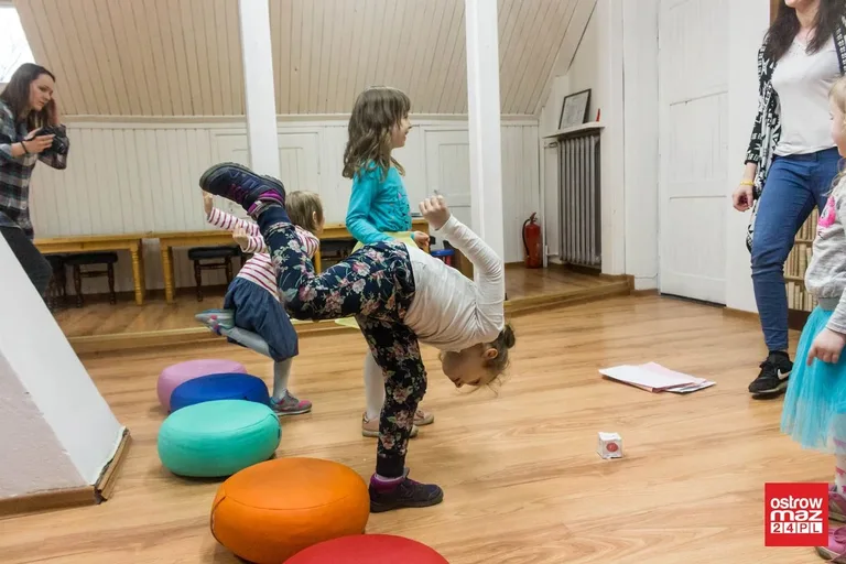 Zabawy logopedyczne w ostrowskiej bibliotece (zdjęcia, wideo)