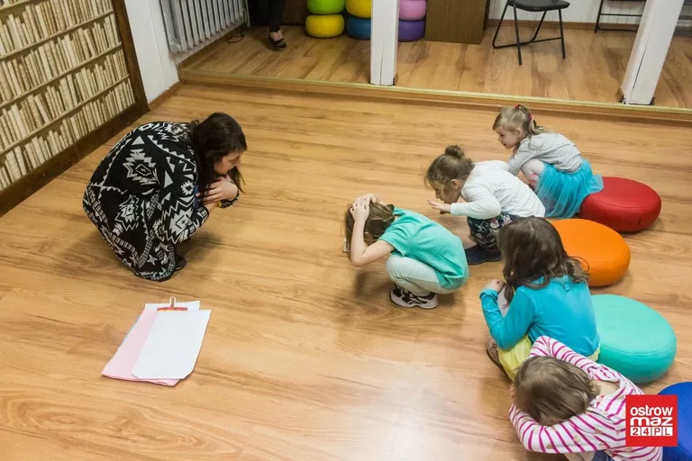 Zabawy logopedyczne w ostrowskiej bibliotece (zdjęcia, wideo)
