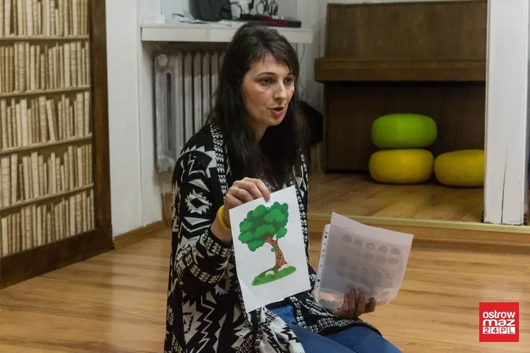 Zabawy logopedyczne w ostrowskiej bibliotece (zdjęcia, wideo)
