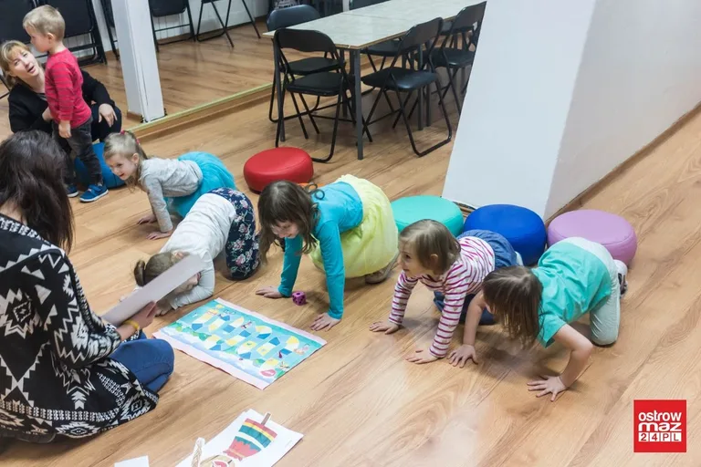 Zabawy logopedyczne w ostrowskiej bibliotece (zdjęcia, wideo)