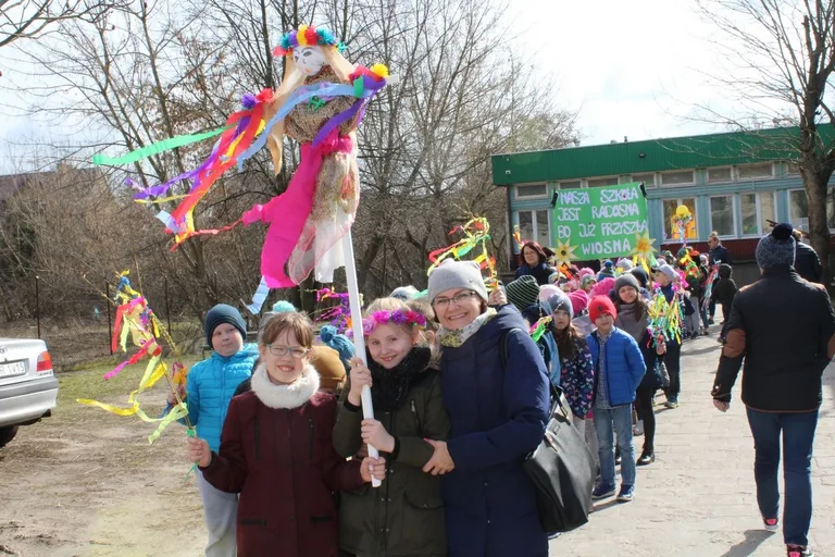 Społeczność szkolna "jedynki" przepędziła zimę i powitała wiosnę (zdjęcia)