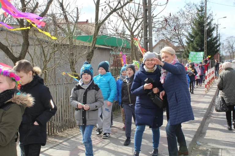 Społeczność szkolna "jedynki" przepędziła zimę i powitała wiosnę (zdjęcia)