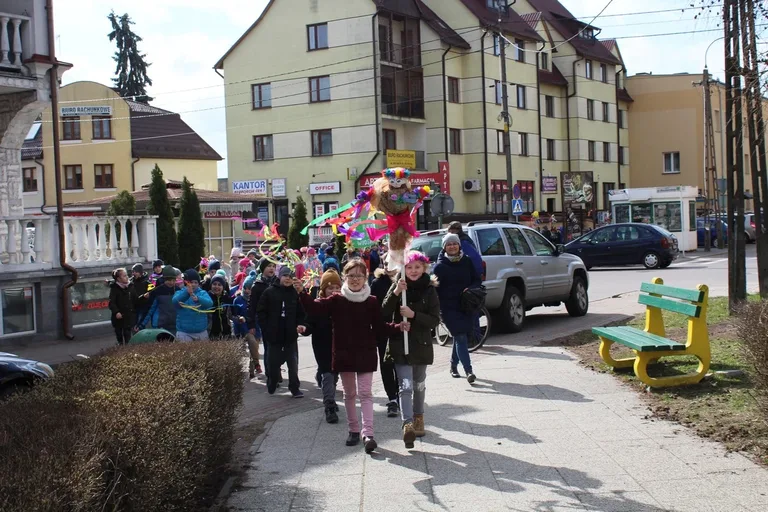 Społeczność szkolna "jedynki" przepędziła zimę i powitała wiosnę (zdjęcia)
