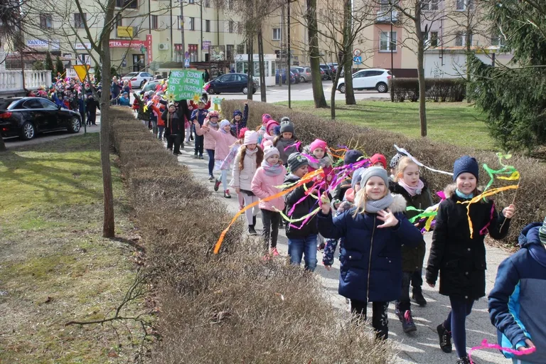 Społeczność szkolna "jedynki" przepędziła zimę i powitała wiosnę (zdjęcia)