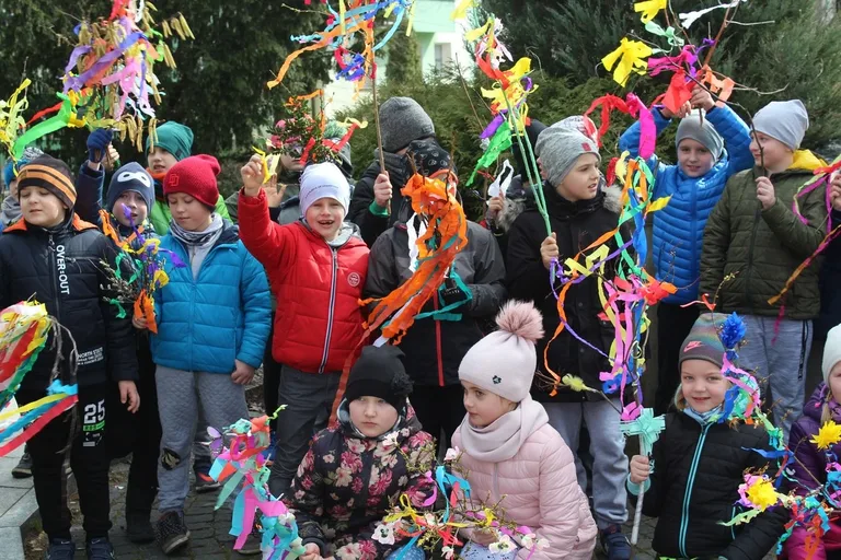 Społeczność szkolna "jedynki" przepędziła zimę i powitała wiosnę (zdjęcia)