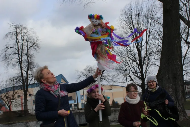 Społeczność szkolna "jedynki" przepędziła zimę i powitała wiosnę (zdjęcia)
