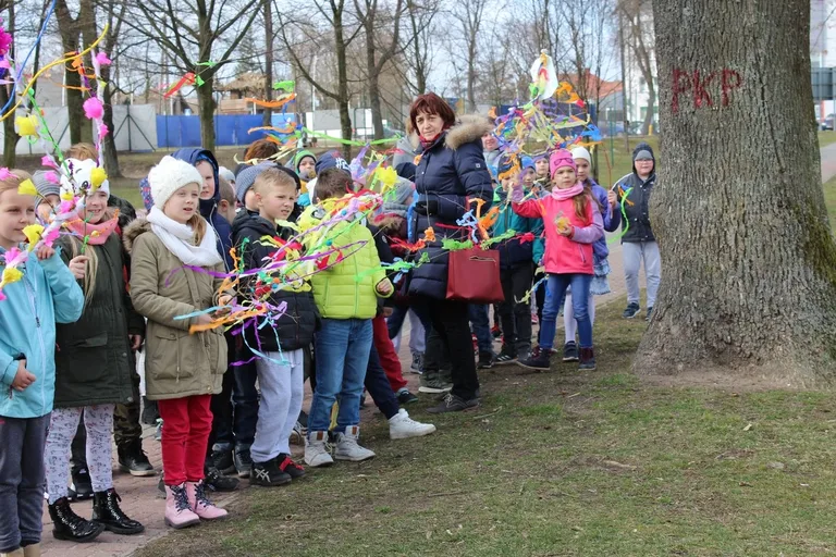 Społeczność szkolna "jedynki" przepędziła zimę i powitała wiosnę (zdjęcia)