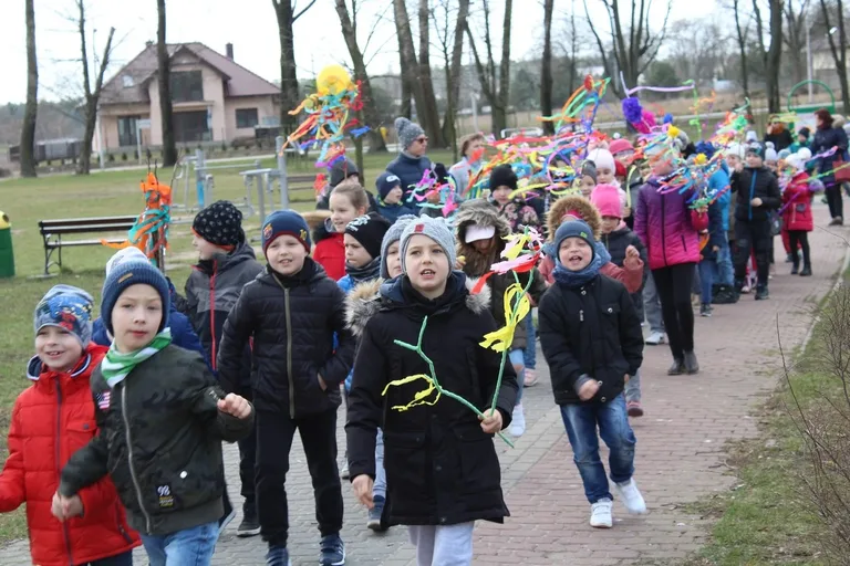 Społeczność szkolna "jedynki" przepędziła zimę i powitała wiosnę (zdjęcia)