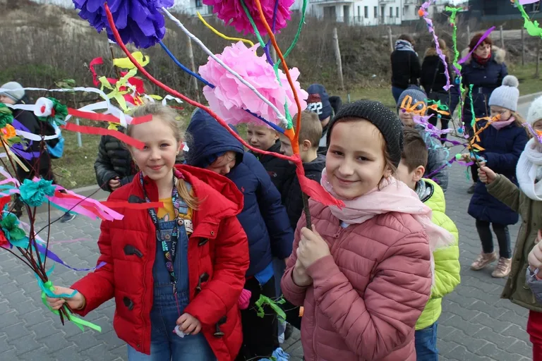Społeczność szkolna "jedynki" przepędziła zimę i powitała wiosnę (zdjęcia)