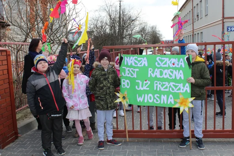 Społeczność szkolna "jedynki" przepędziła zimę i powitała wiosnę (zdjęcia)