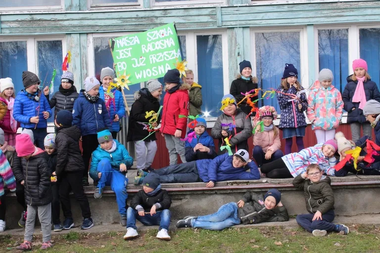 Społeczność szkolna "jedynki" przepędziła zimę i powitała wiosnę (zdjęcia)