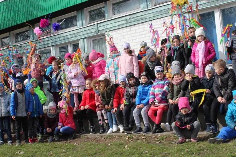 Społeczność szkolna "jedynki" przepędziła zimę i powitała wiosnę (zdjęcia)