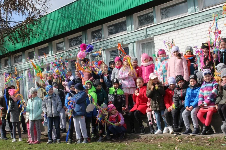 Społeczność szkolna "jedynki" przepędziła zimę i powitała wiosnę (zdjęcia)