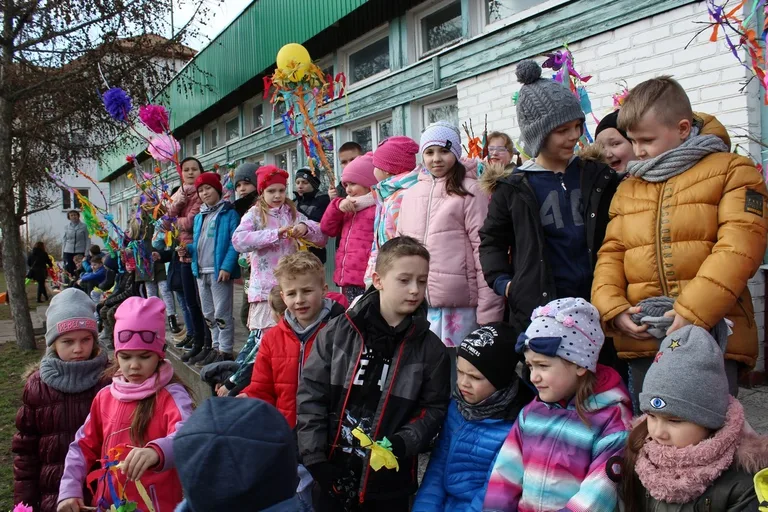 Społeczność szkolna "jedynki" przepędziła zimę i powitała wiosnę (zdjęcia)