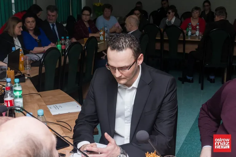 Sesja w gminie z kwiatami w tle (zdjęcia, wideo)