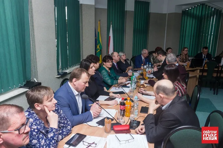 Sesja w gminie z kwiatami w tle (zdjęcia, wideo)
