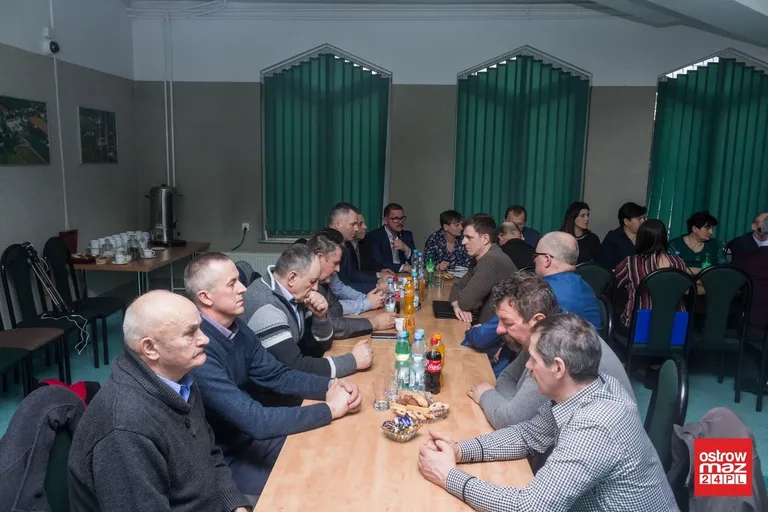 Sesja w gminie z kwiatami w tle (zdjęcia, wideo)