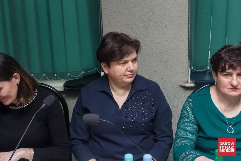 Sesja w gminie z kwiatami w tle (zdjęcia, wideo)