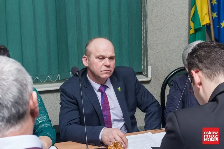 Sesja w gminie z kwiatami w tle (zdjęcia, wideo)