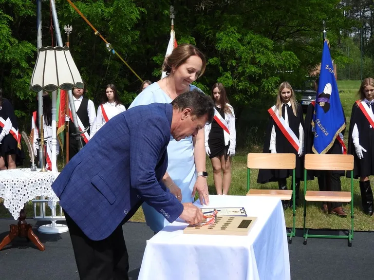 Szkoła Podstawowa w Orle otrzymała imię i sztandar. Zdjęcia, wideo