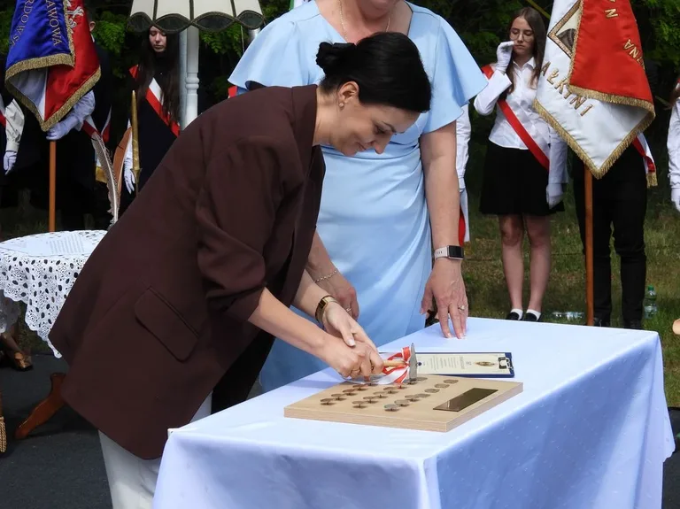 Szkoła Podstawowa w Orle otrzymała imię i sztandar. Zdjęcia, wideo